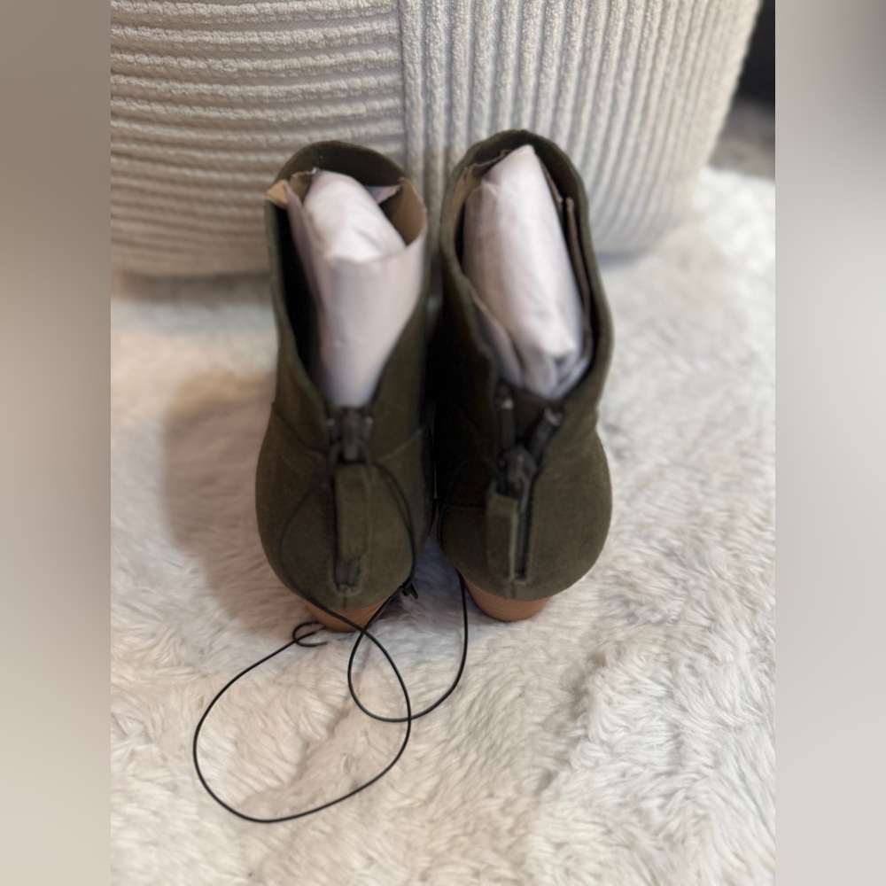 NWOT Violet and Red Olive Ankle Boots - Picture 3 of 6